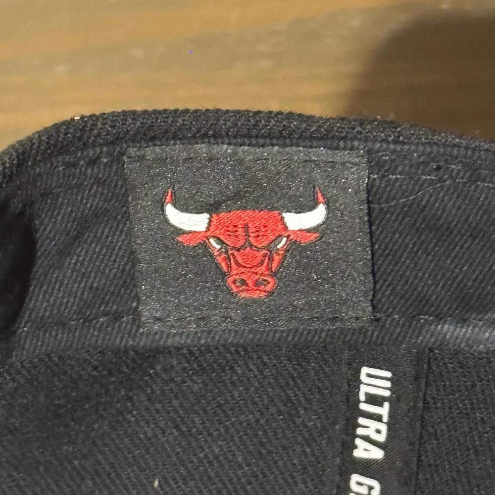 Ultra Game Chicago Bulls NBA Snapback Hat Embroidered Black Red OSFM Excellent